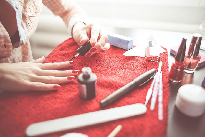 Jak estetycznie wykonać samodzielnie manicure?