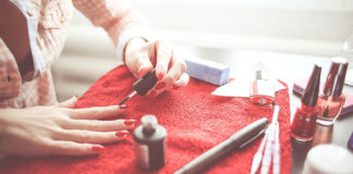 Jak estetycznie wykonać samodzielnie manicure?